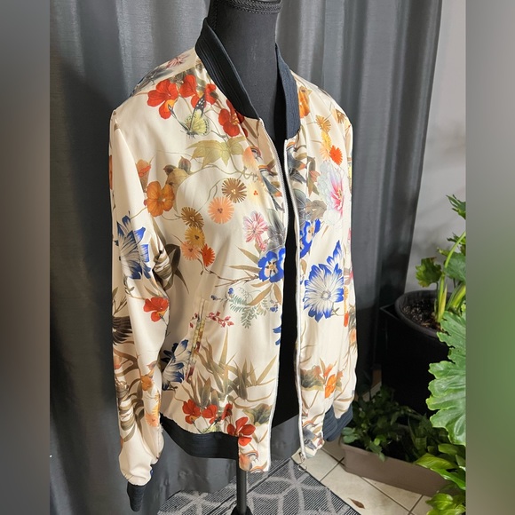 Floral lightweight jacket size Medium - Picture 2 of 7
